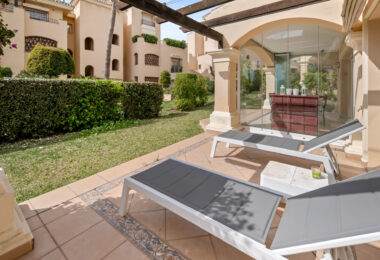 Elegancki Apartament na Parterze z Dostępem do Ogrodu w Hacienda Elviria