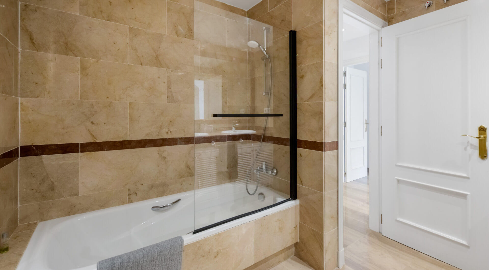 Elegancki Apartament na Parterze z Dostępem do Ogrodu w Hacienda Elviria