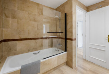 Elegancki Apartament na Parterze z Dostępem do Ogrodu w Hacienda Elviria