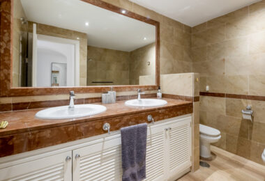 Elegancki Apartament na Parterze z Dostępem do Ogrodu w Hacienda Elviria