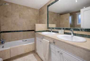 Elegancki Apartament na Parterze z Dostępem do Ogrodu w Hacienda Elviria