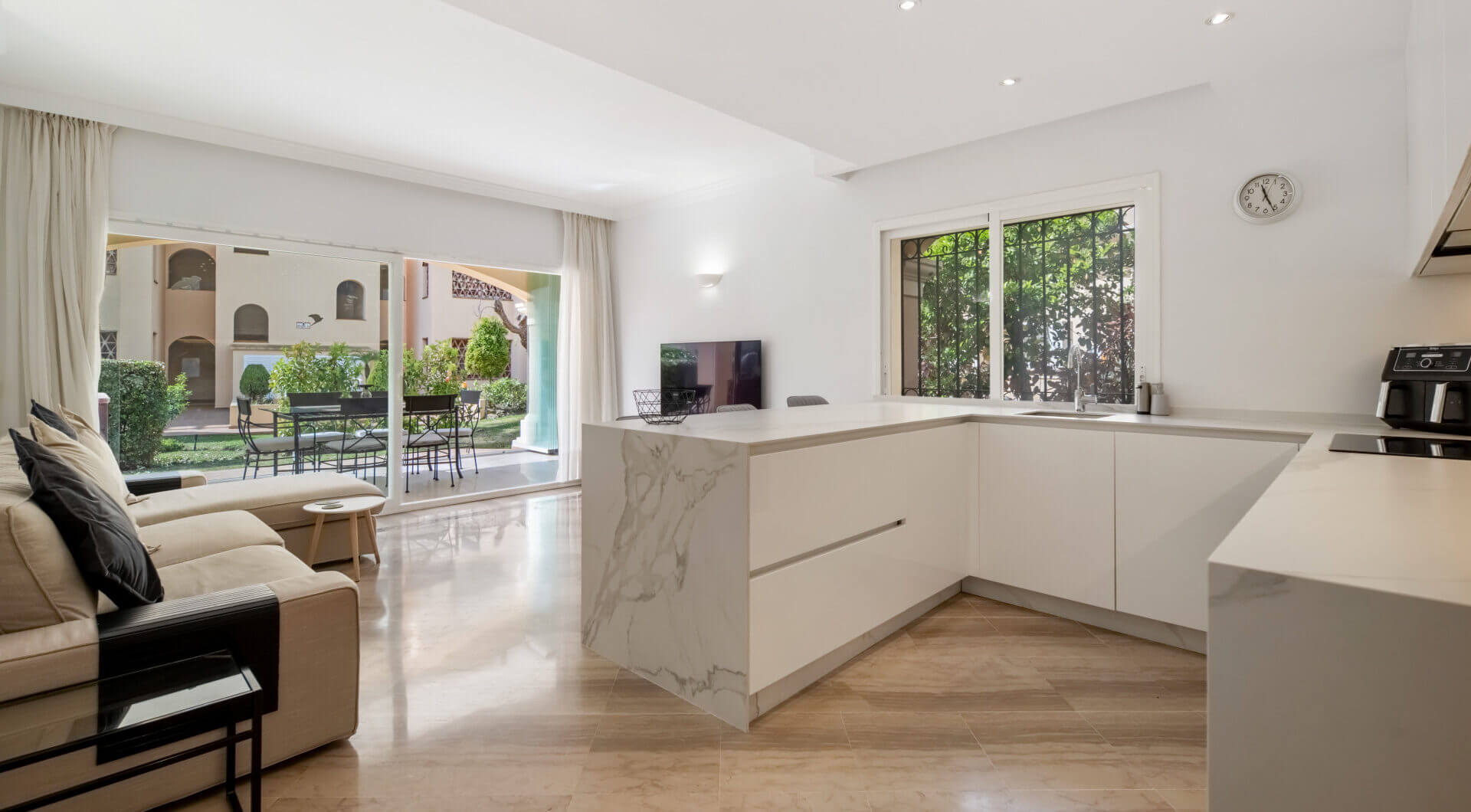 Elegancki Apartament na Parterze z Dostępem do Ogrodu w Hacienda Elviria