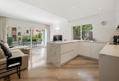 Elegancki Apartament na Parterze z Dostępem do Ogrodu w Hacienda Elviria