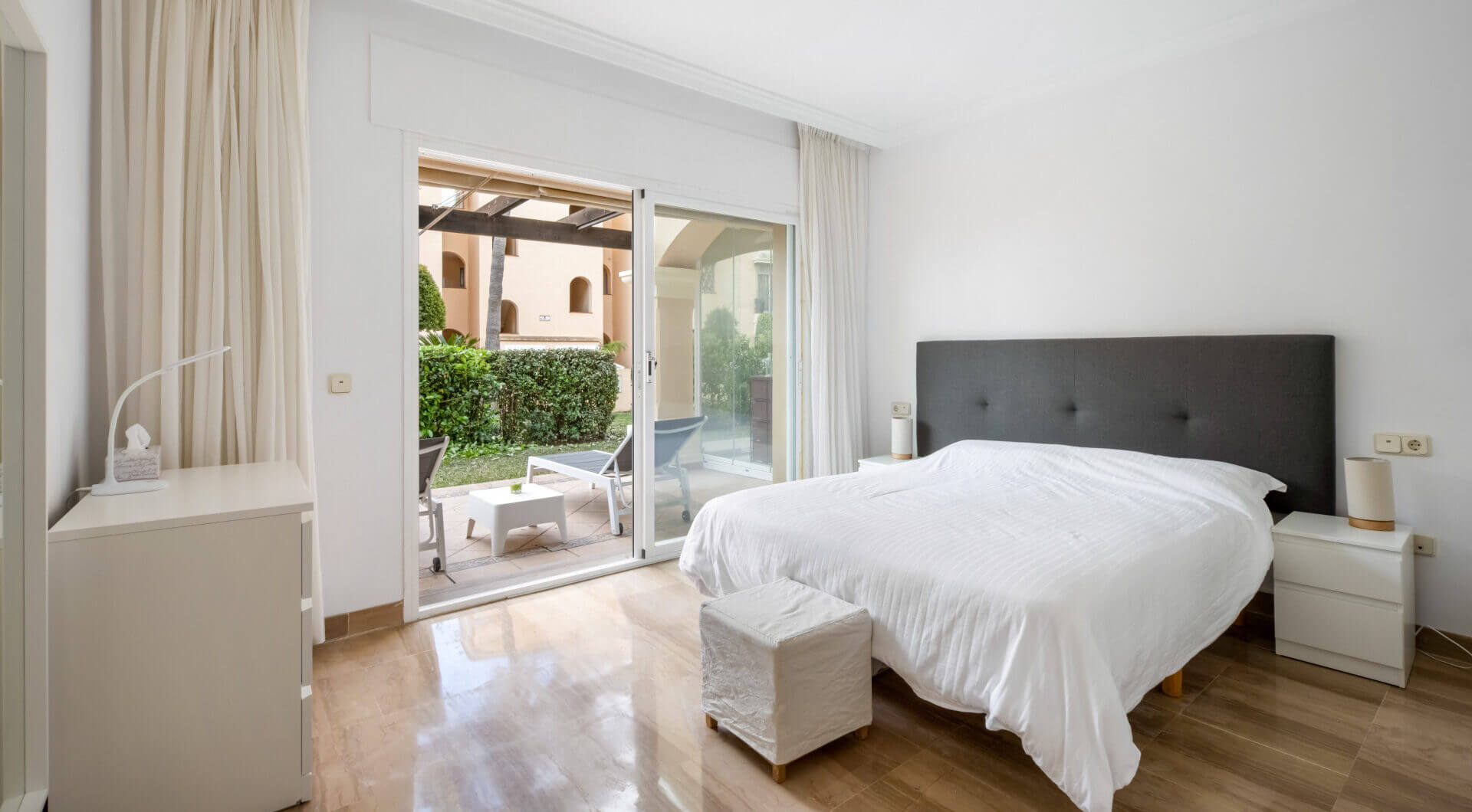 Elegancki Apartament na Parterze z Dostępem do Ogrodu w Hacienda Elviria