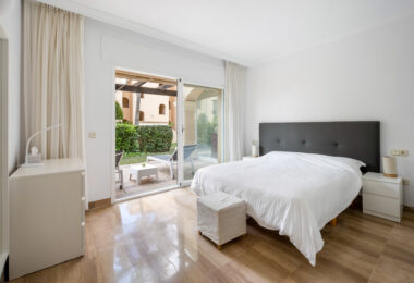 Elegancki Apartament na Parterze z Dostępem do Ogrodu w Hacienda Elviria
