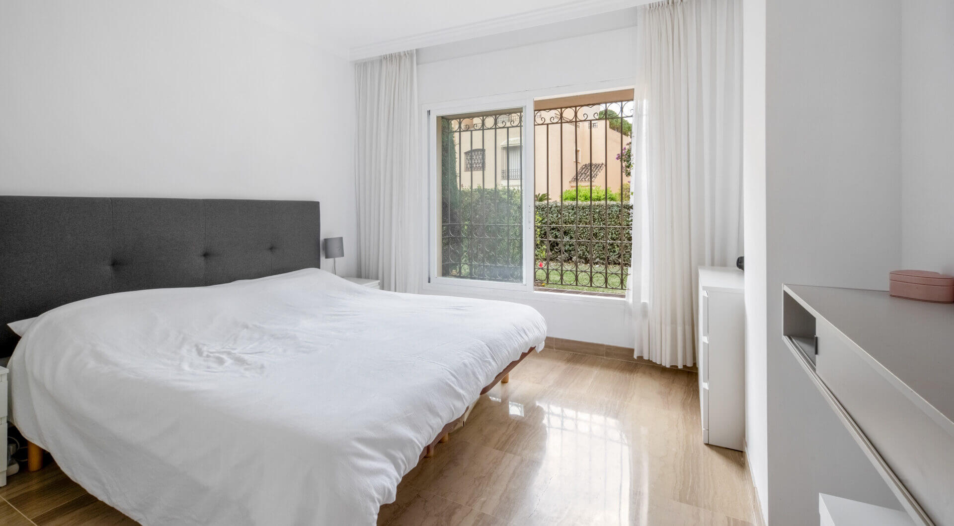Elegancki Apartament na Parterze z Dostępem do Ogrodu w Hacienda Elviria