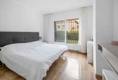 Elegancki Apartament na Parterze z Dostępem do Ogrodu w Hacienda Elviria