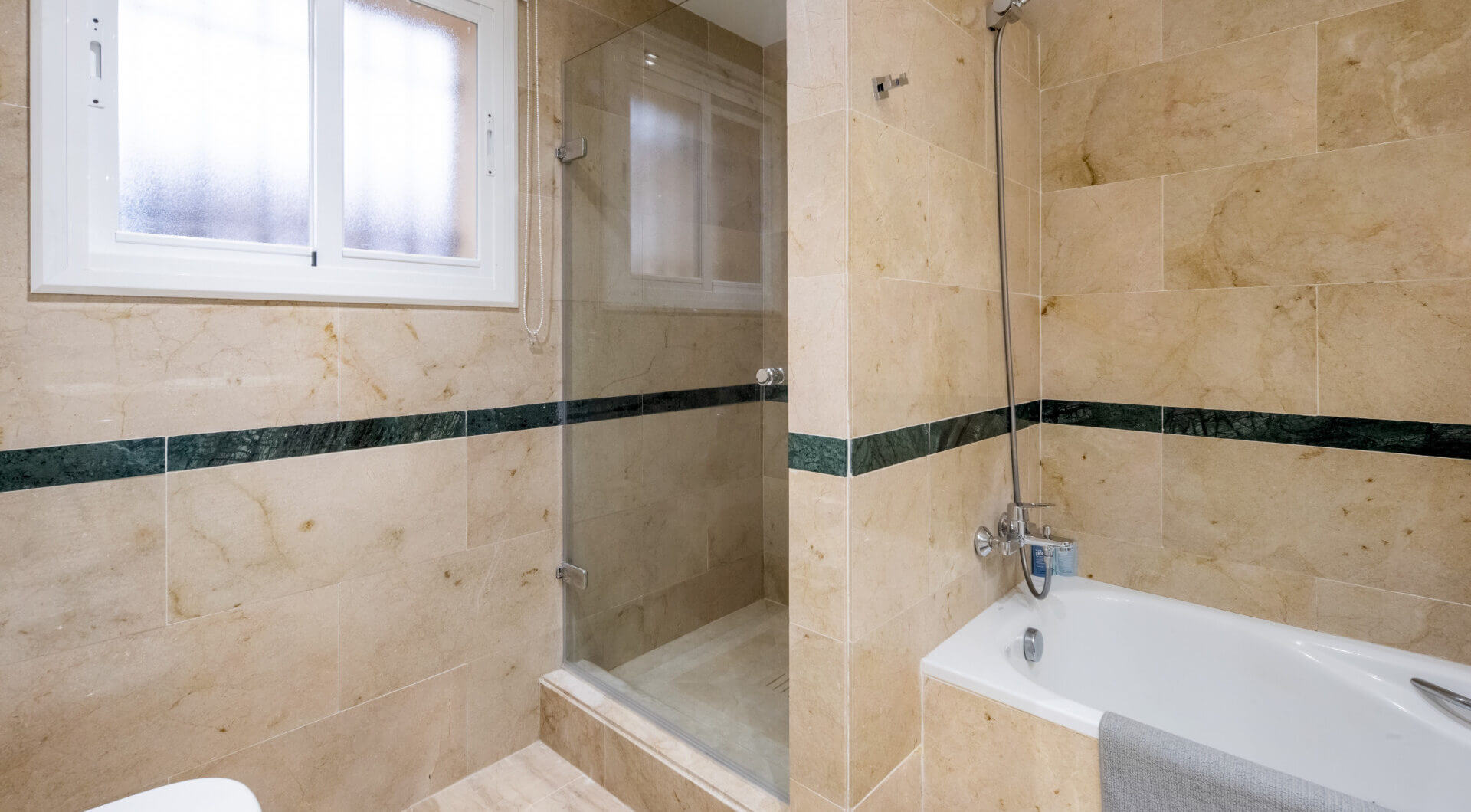 Elegancki Apartament na Parterze z Dostępem do Ogrodu w Hacienda Elviria