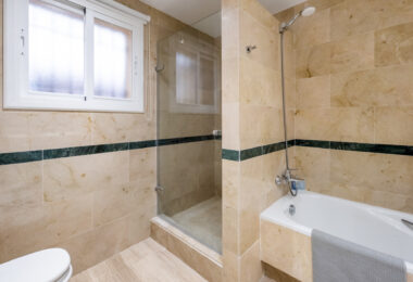 Elegancki Apartament na Parterze z Dostępem do Ogrodu w Hacienda Elviria