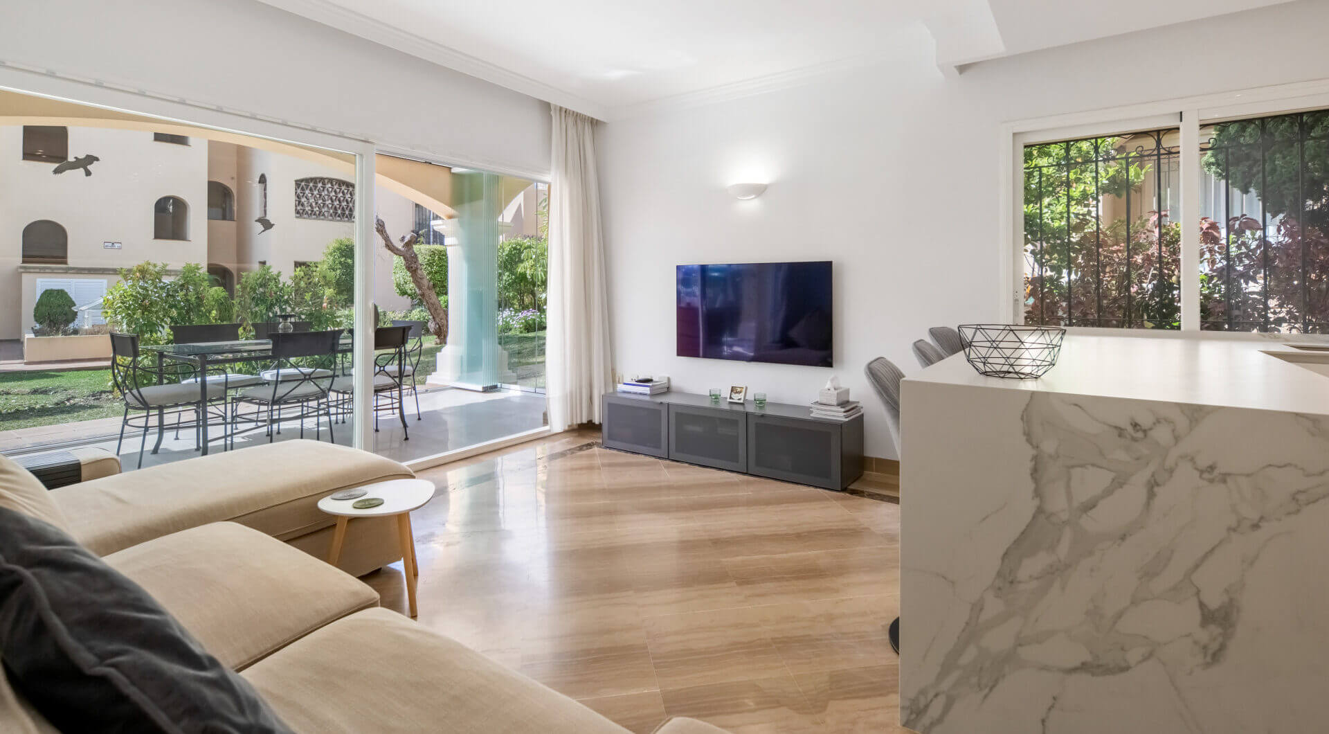 Elegancki Apartament na Parterze z Dostępem do Ogrodu w Hacienda Elviria