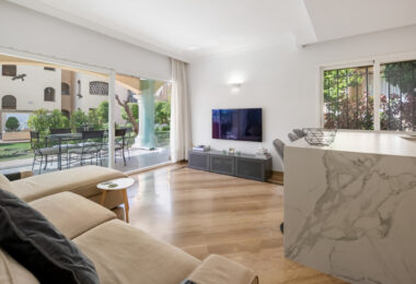 Elegancki Apartament na Parterze z Dostępem do Ogrodu w Hacienda Elviria