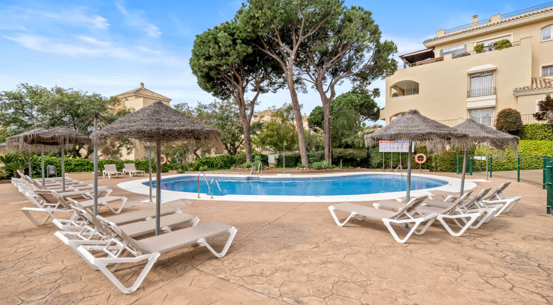 Elegancki Apartament na Parterze z Dostępem do Ogrodu w Hacienda Elviria