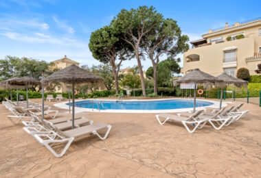 Elegancki Apartament na Parterze z Dostępem do Ogrodu w Hacienda Elviria