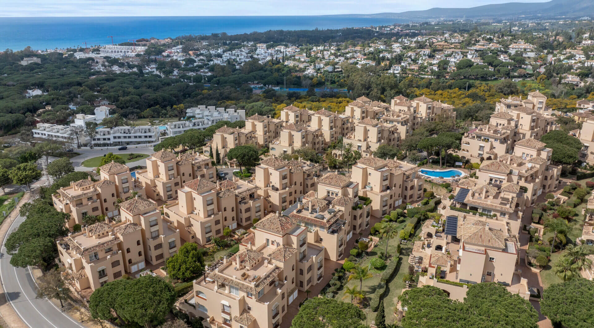 Elegancki Apartament na Parterze z Dostępem do Ogrodu w Hacienda Elviria
