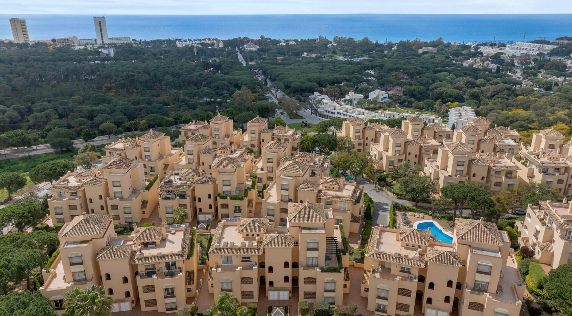 Elegancki Apartament na Parterze z Dostępem do Ogrodu w Hacienda Elviria