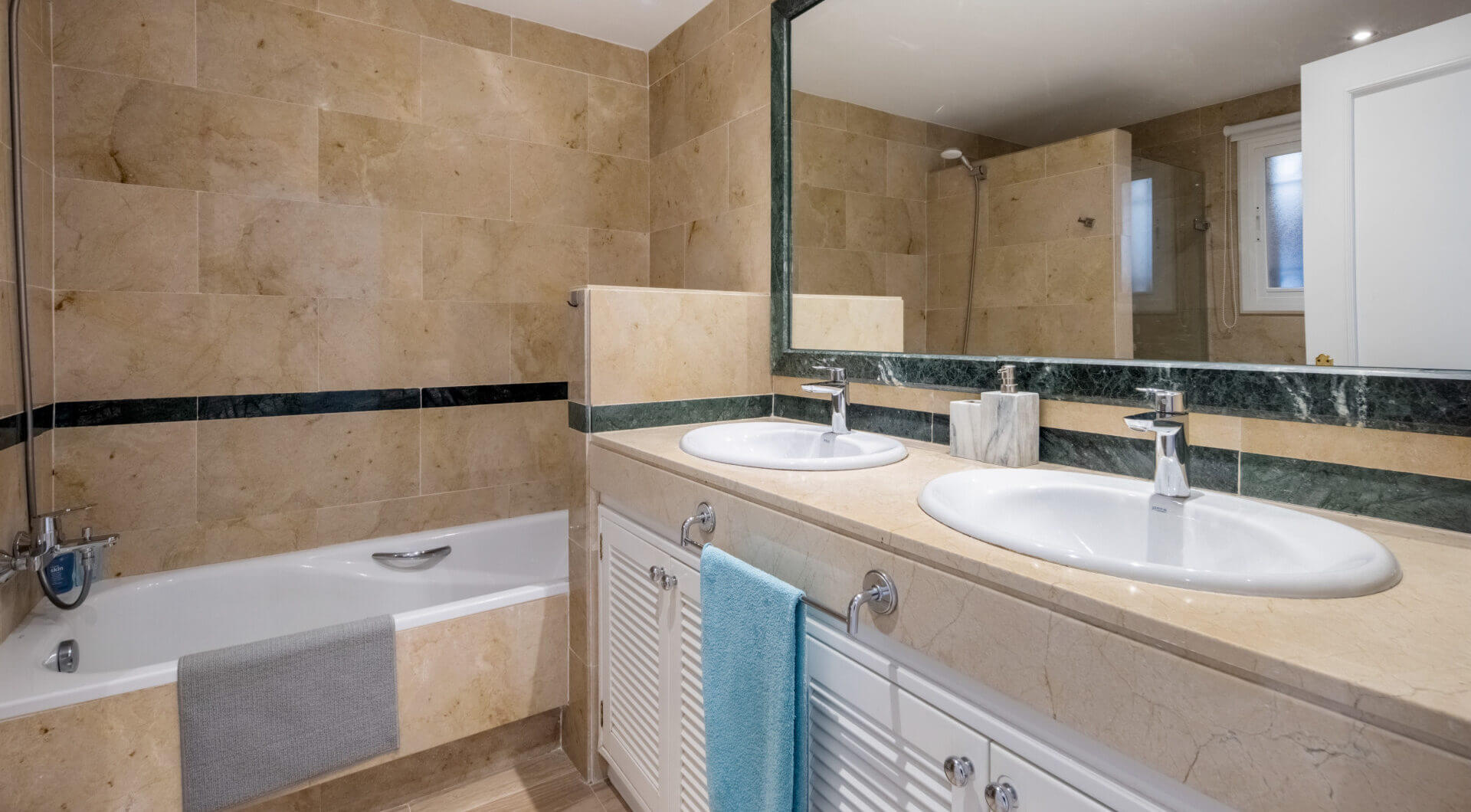 Elegancki Apartament na Parterze z Dostępem do Ogrodu w Hacienda Elviria