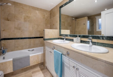 Elegancki Apartament na Parterze z Dostępem do Ogrodu w Hacienda Elviria