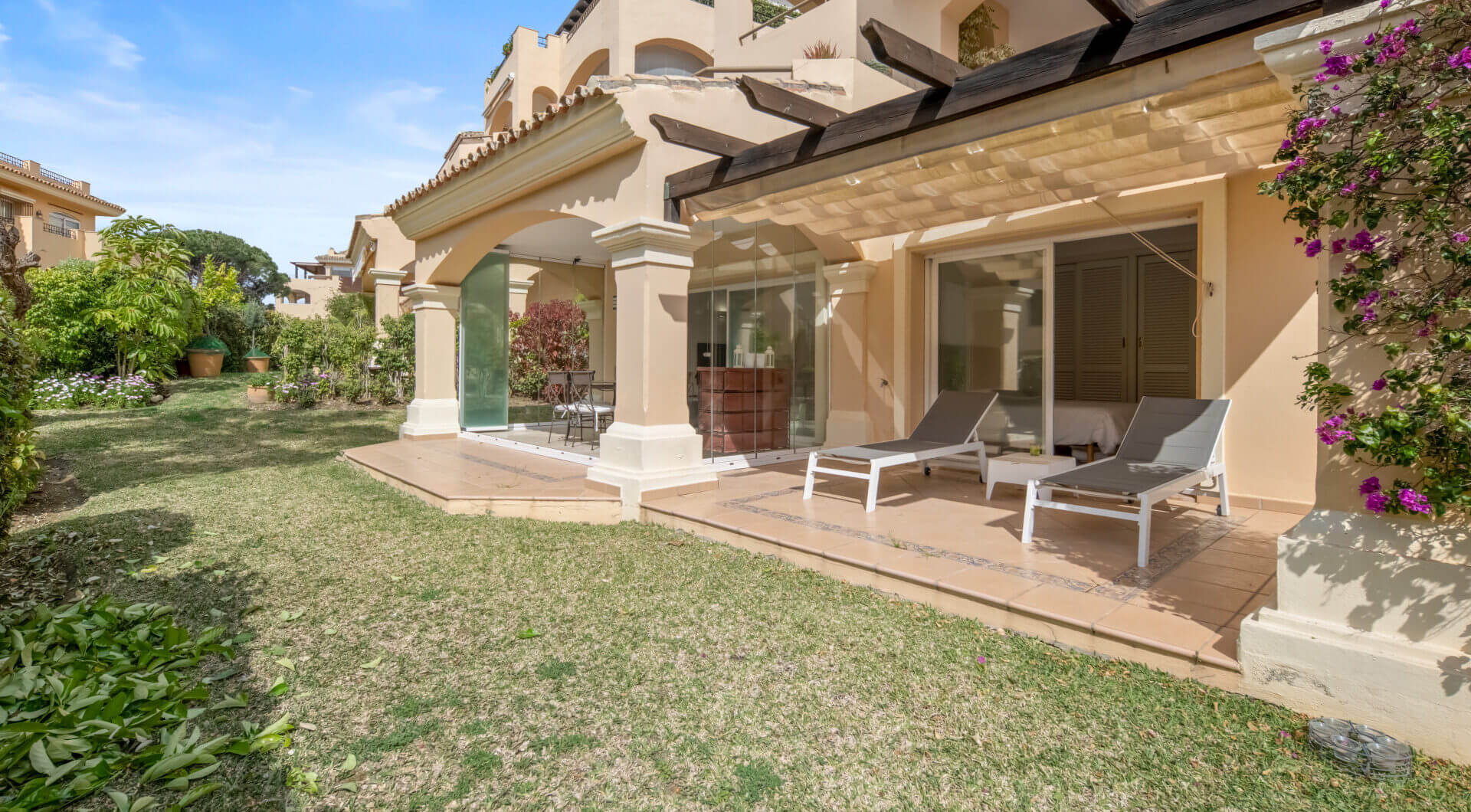 Elegancki Apartament na Parterze z Dostępem do Ogrodu w Hacienda Elviria