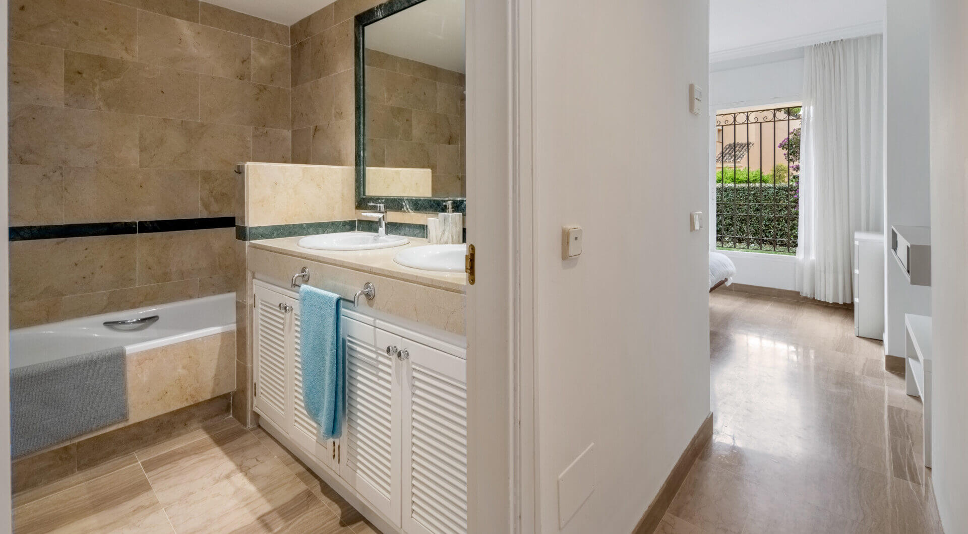 Elegancki Apartament na Parterze z Dostępem do Ogrodu w Hacienda Elviria