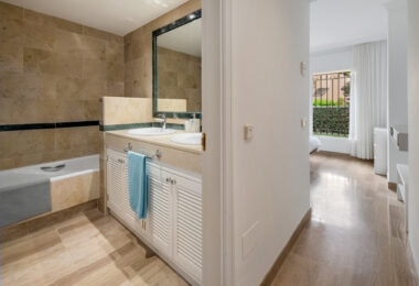 Elegancki Apartament na Parterze z Dostępem do Ogrodu w Hacienda Elviria