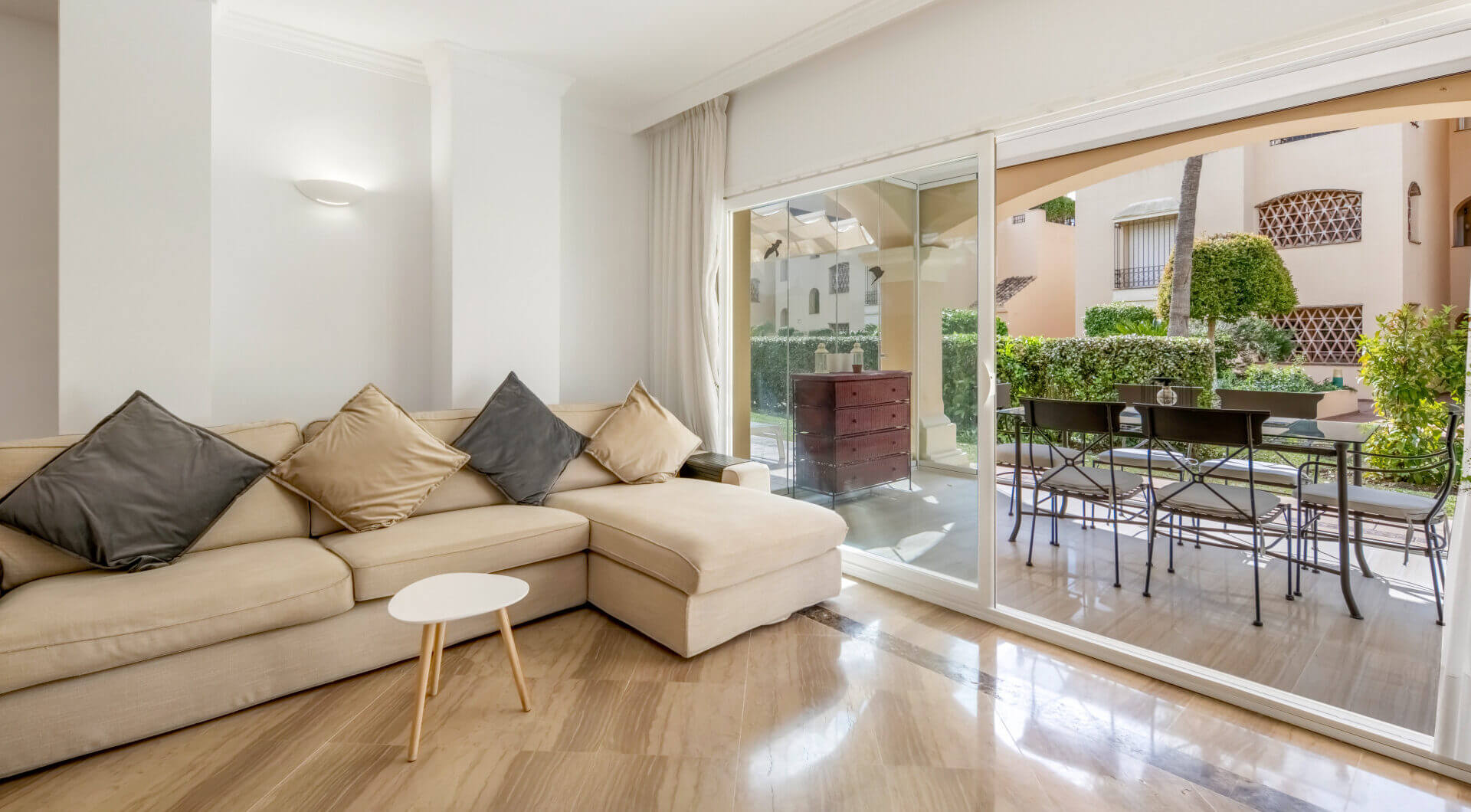 Elegancki Apartament na Parterze z Dostępem do Ogrodu w Hacienda Elviria