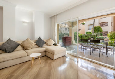 Elegancki Apartament na Parterze z Dostępem do Ogrodu w Hacienda Elviria