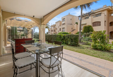 Elegancki Apartament na Parterze z Dostępem do Ogrodu w Hacienda Elviria