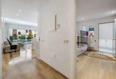 Elegancki Apartament na Parterze z Dostępem do Ogrodu w Hacienda Elviria