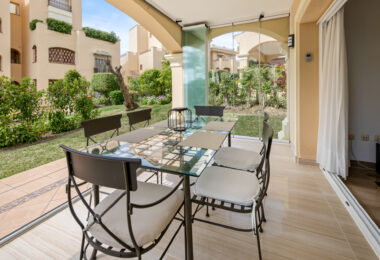 Elegancki Apartament na Parterze z Dostępem do Ogrodu w Hacienda Elviria