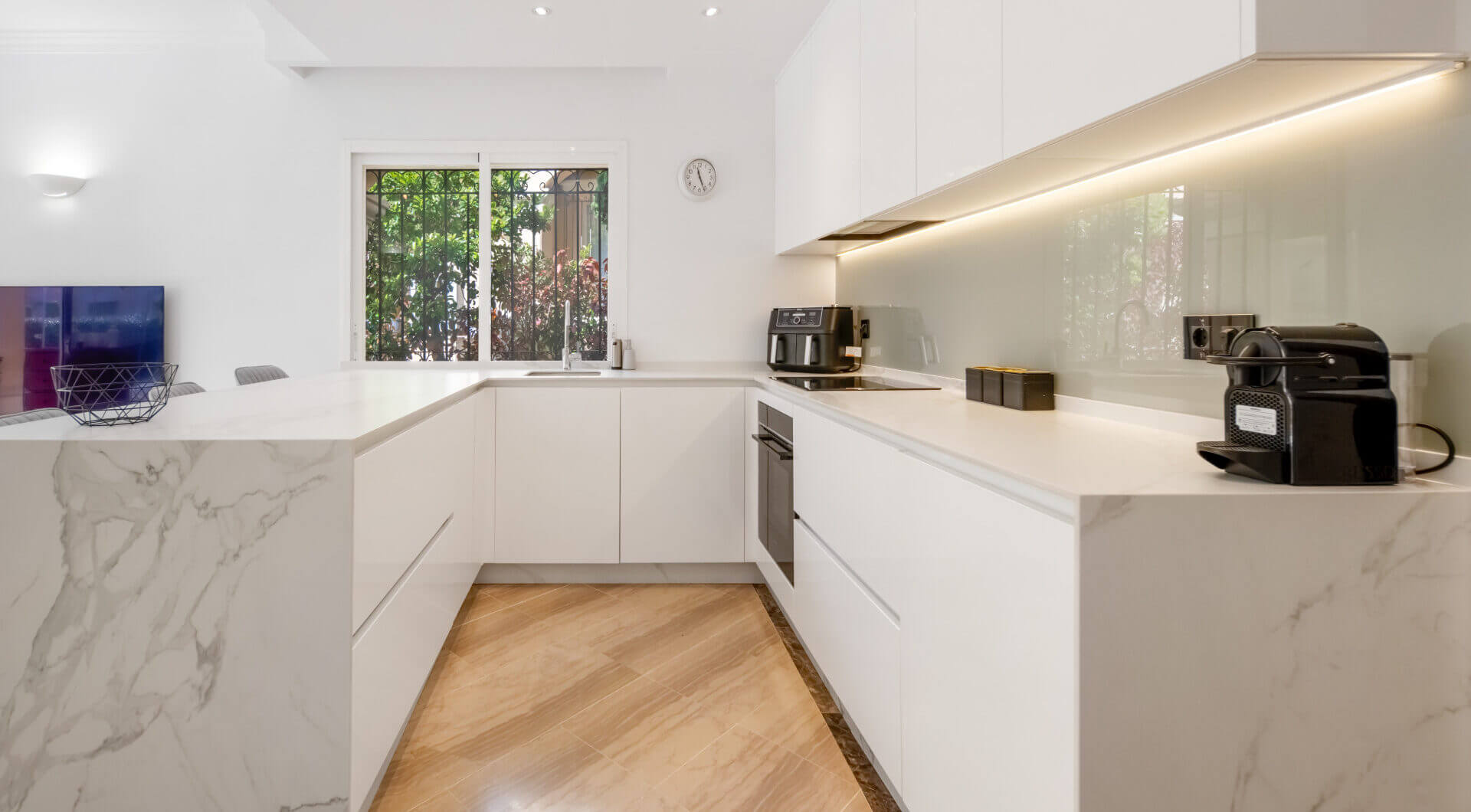 Elegancki Apartament na Parterze z Dostępem do Ogrodu w Hacienda Elviria