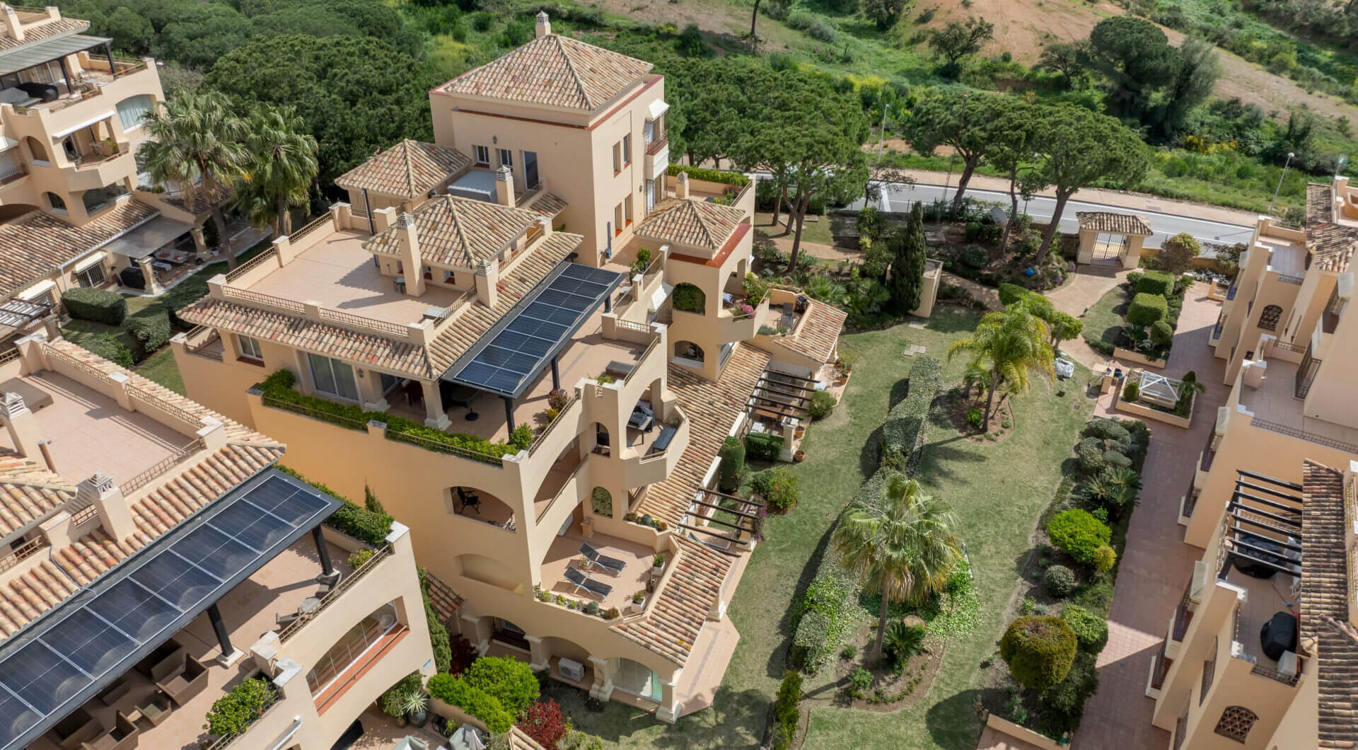 Elegancki Apartament na Parterze z Dostępem do Ogrodu w Hacienda Elviria