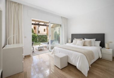 Elegancki Apartament na Parterze z Dostępem do Ogrodu w Hacienda Elviria