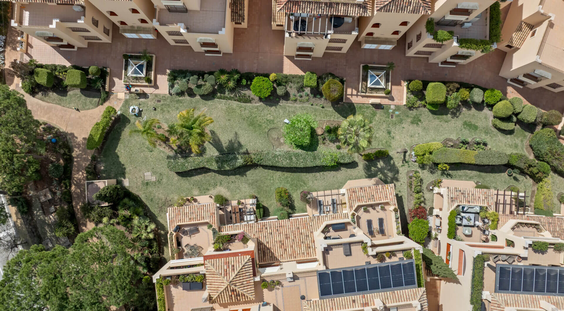 Elegancki Apartament na Parterze z Dostępem do Ogrodu w Hacienda Elviria