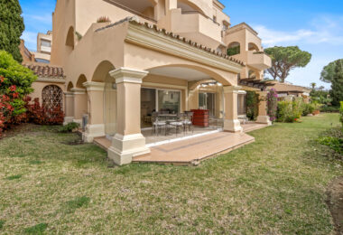 Elegancki Apartament na Parterze z Dostępem do Ogrodu w Hacienda Elviria