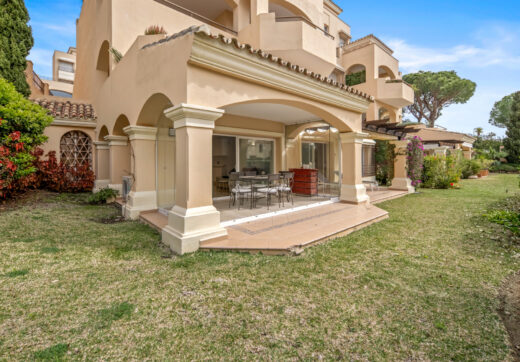Elegancki Apartament na Parterze z Dostępem do Ogrodu w Hacienda Elviria
