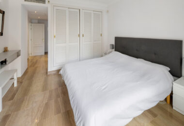 Elegancki Apartament na Parterze z Dostępem do Ogrodu w Hacienda Elviria