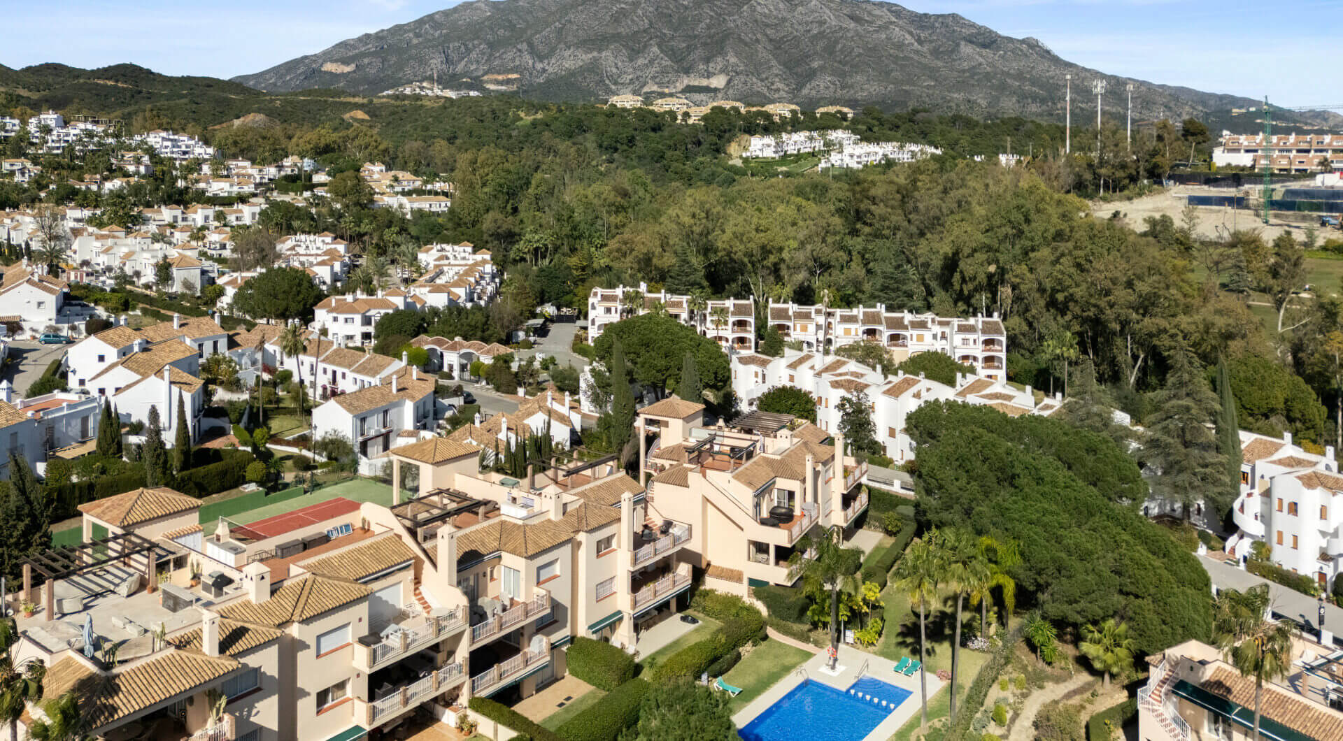 W Pełni Odnowione Mieszkanie z Trzema Sypialniami w Las Brisas, Nueva Andalucía