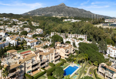 W Pełni Odnowione Mieszkanie z Trzema Sypialniami w Las Brisas, Nueva Andalucía