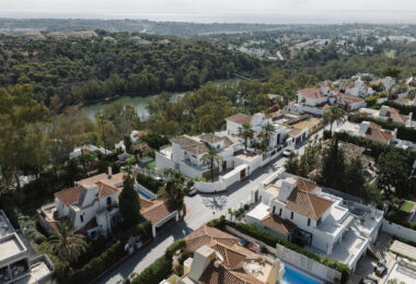 Wyjątkowa willa w Nueva Andalucía z panoramicznymi widokami