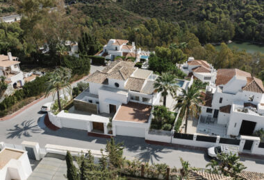 Wyjątkowa willa w Nueva Andalucía z panoramicznymi widokami