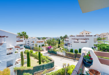 Elegancki, trzypokojowe mieszkanie na pierwszym piętrze w strzeżonej społeczności Selwo Hills, Estepona