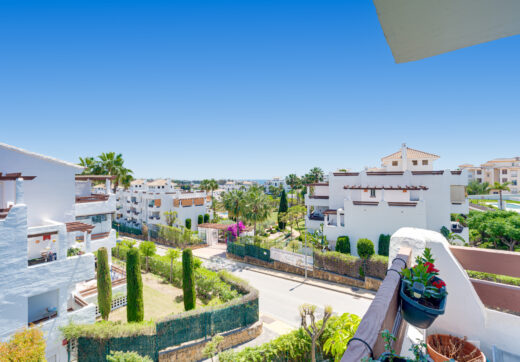 Elegancki, trzypokojowe mieszkanie na pierwszym piętrze w strzeżonej społeczności Selwo Hills, Estepona
