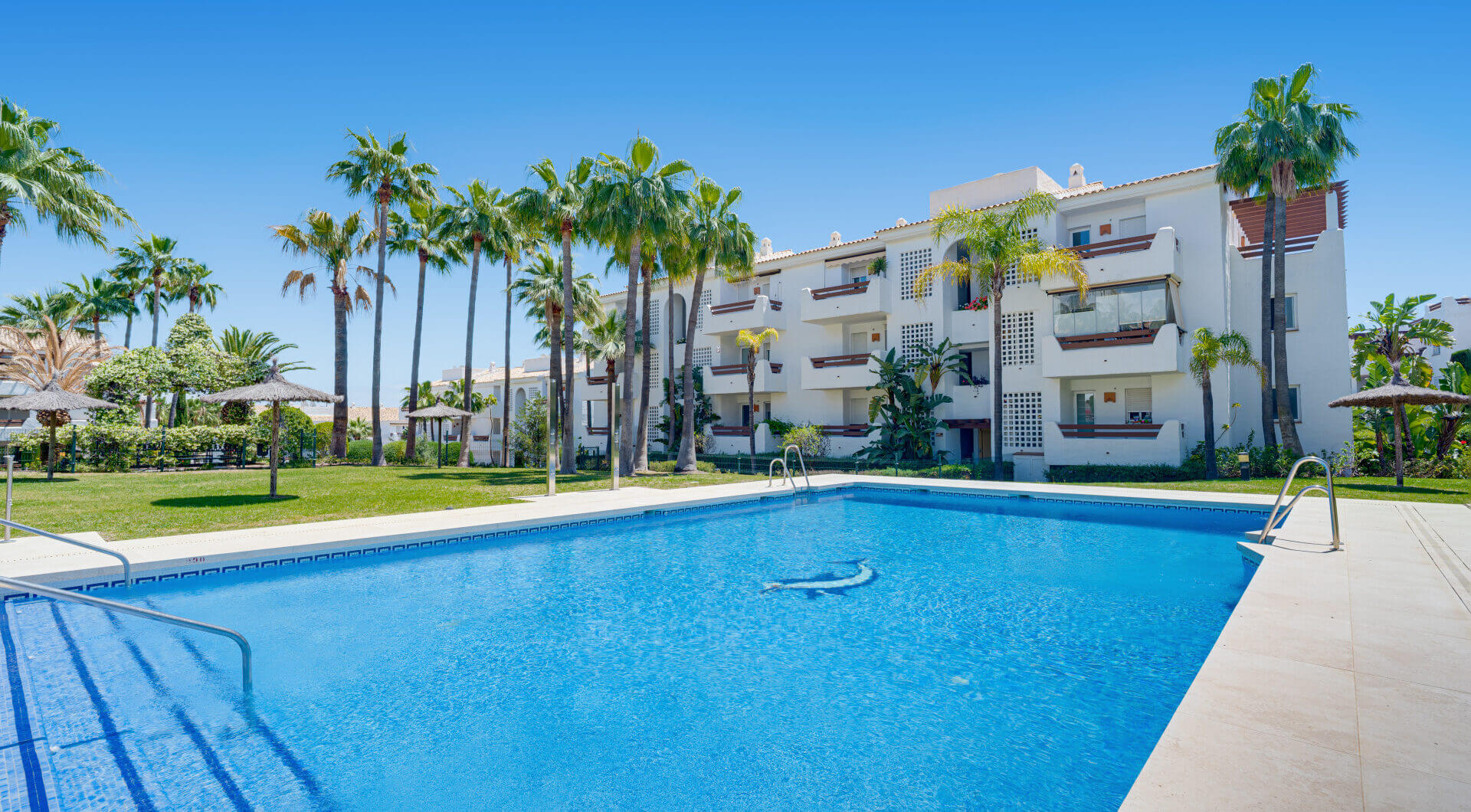 Elegancki, trzypokojowe mieszkanie na pierwszym piętrze w strzeżonej społeczności Selwo Hills, Estepona