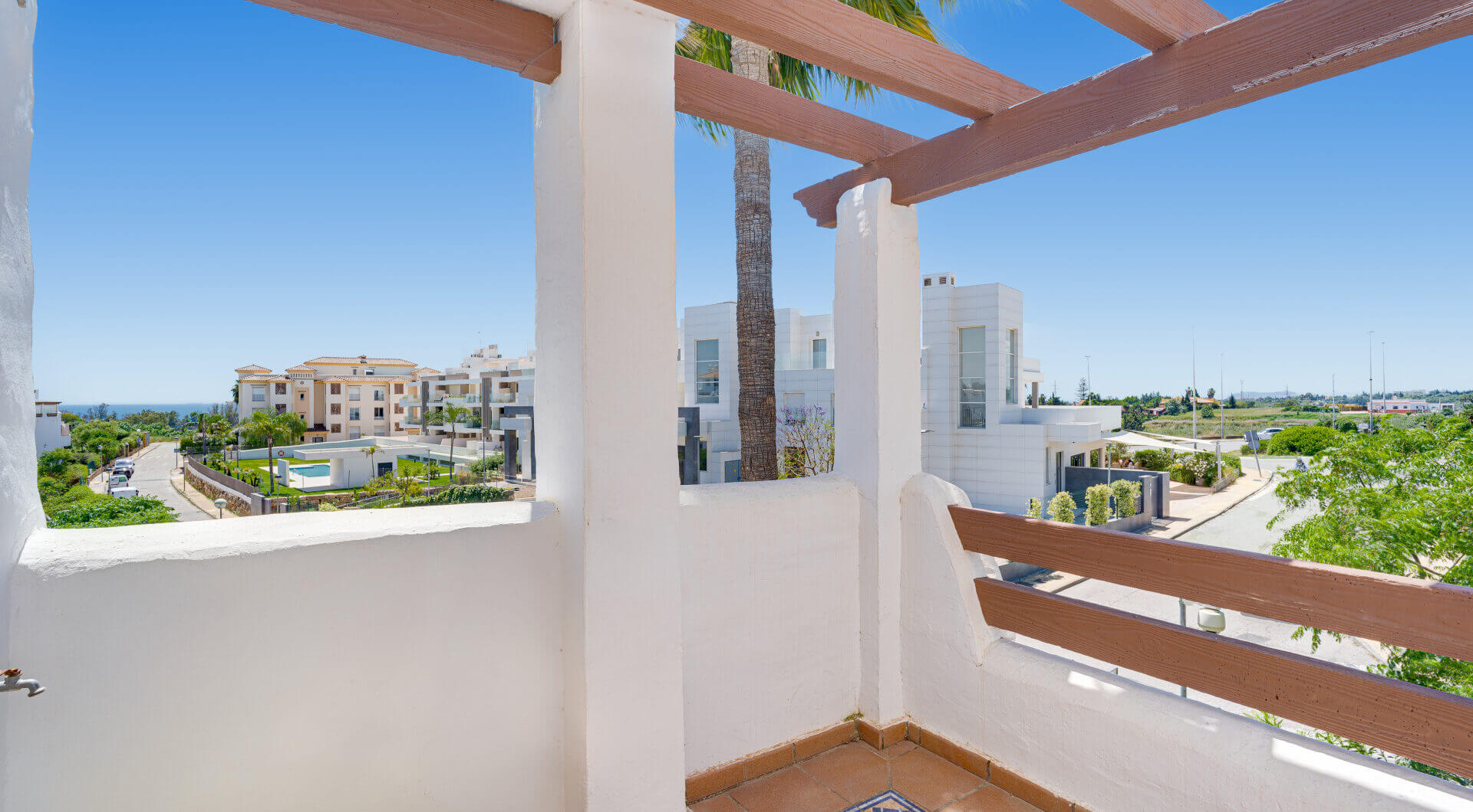 Elegancki, trzypokojowe mieszkanie na pierwszym piętrze w strzeżonej społeczności Selwo Hills, Estepona