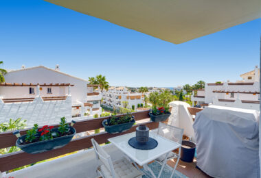 Elegancki, trzypokojowe mieszkanie na pierwszym piętrze w strzeżonej społeczności Selwo Hills, Estepona