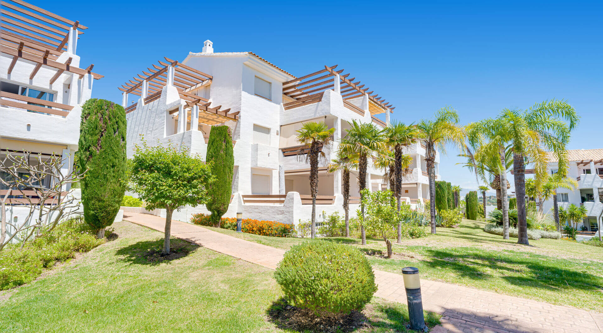 Elegancki, trzypokojowe mieszkanie na pierwszym piętrze w strzeżonej społeczności Selwo Hills, Estepona
