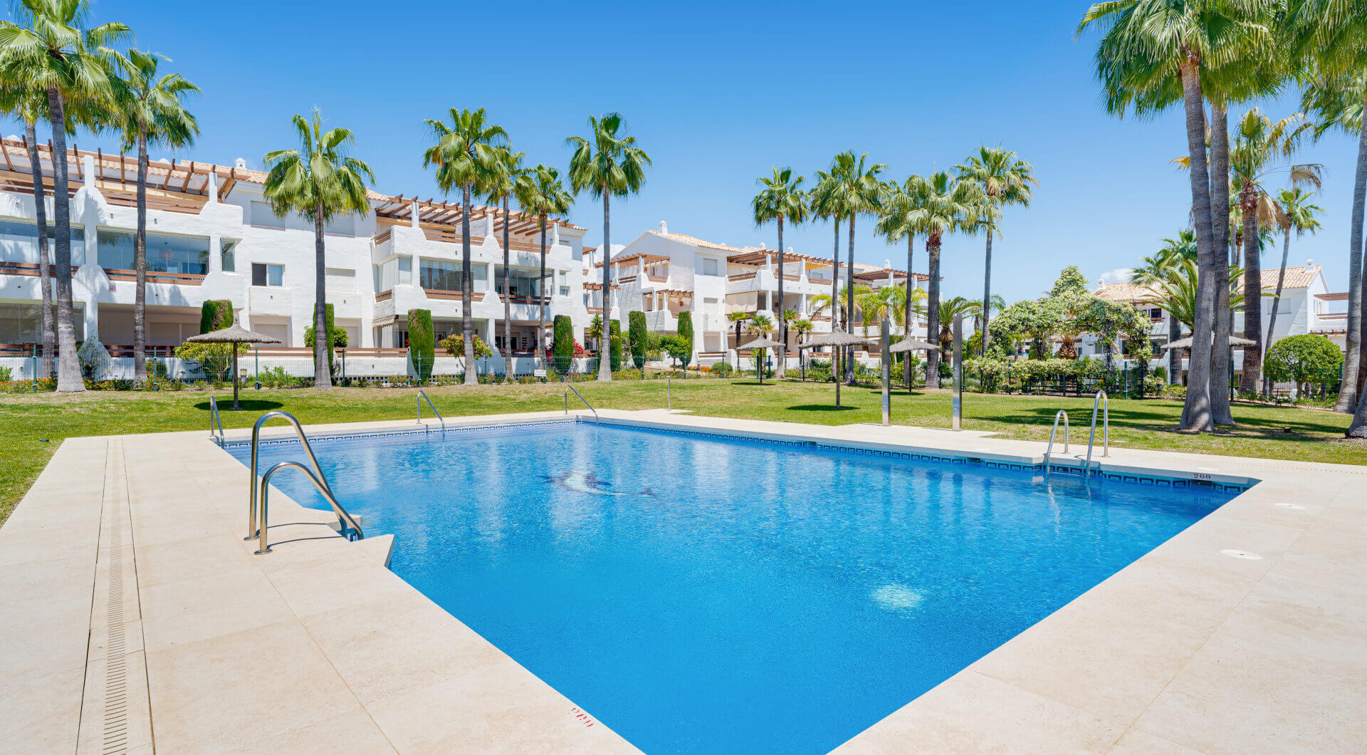 Elegancki, trzypokojowe mieszkanie na pierwszym piętrze w strzeżonej społeczności Selwo Hills, Estepona