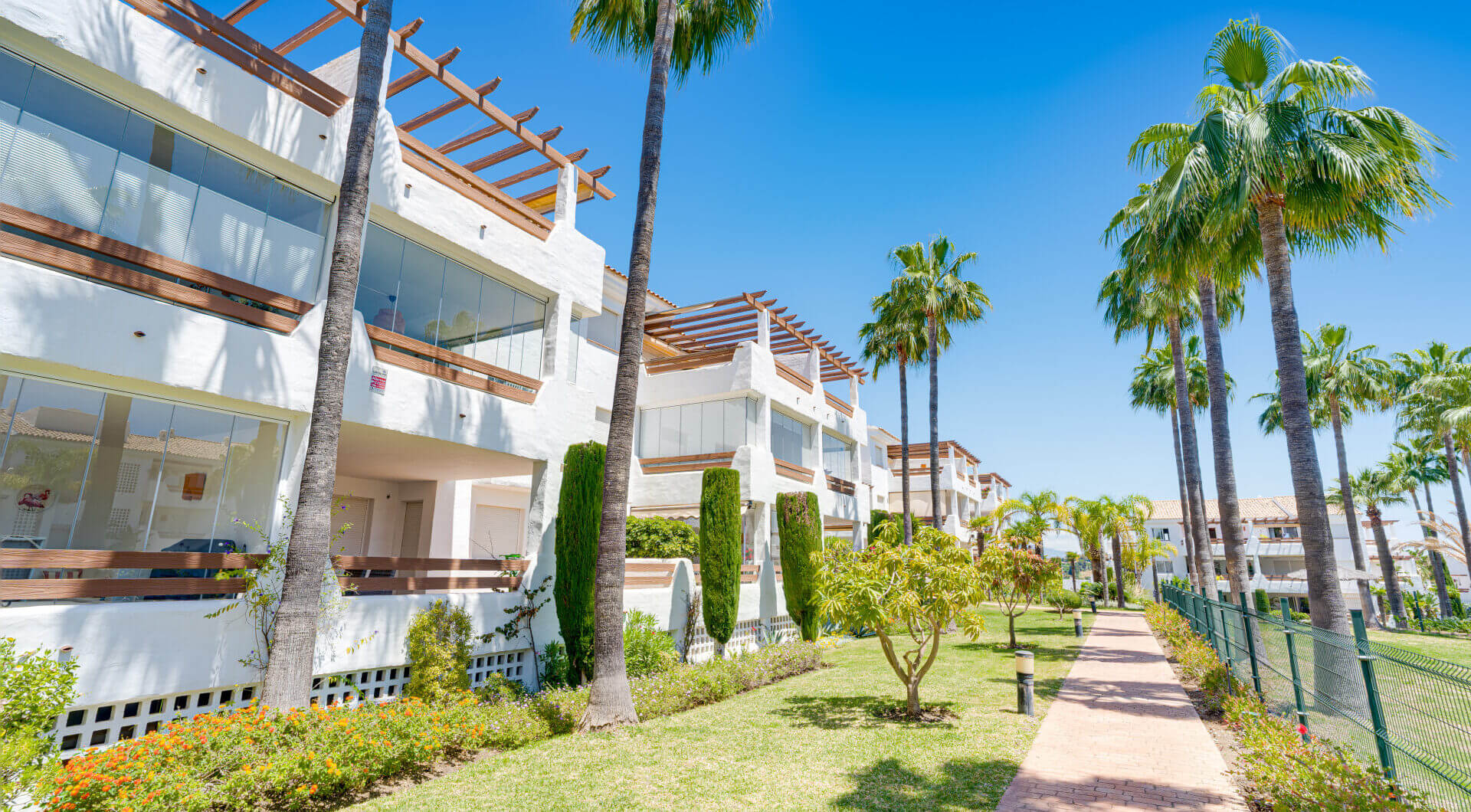 Elegancki, trzypokojowe mieszkanie na pierwszym piętrze w strzeżonej społeczności Selwo Hills, Estepona