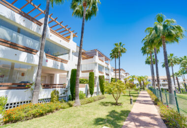 Elegancki, trzypokojowe mieszkanie na pierwszym piętrze w strzeżonej społeczności Selwo Hills, Estepona
