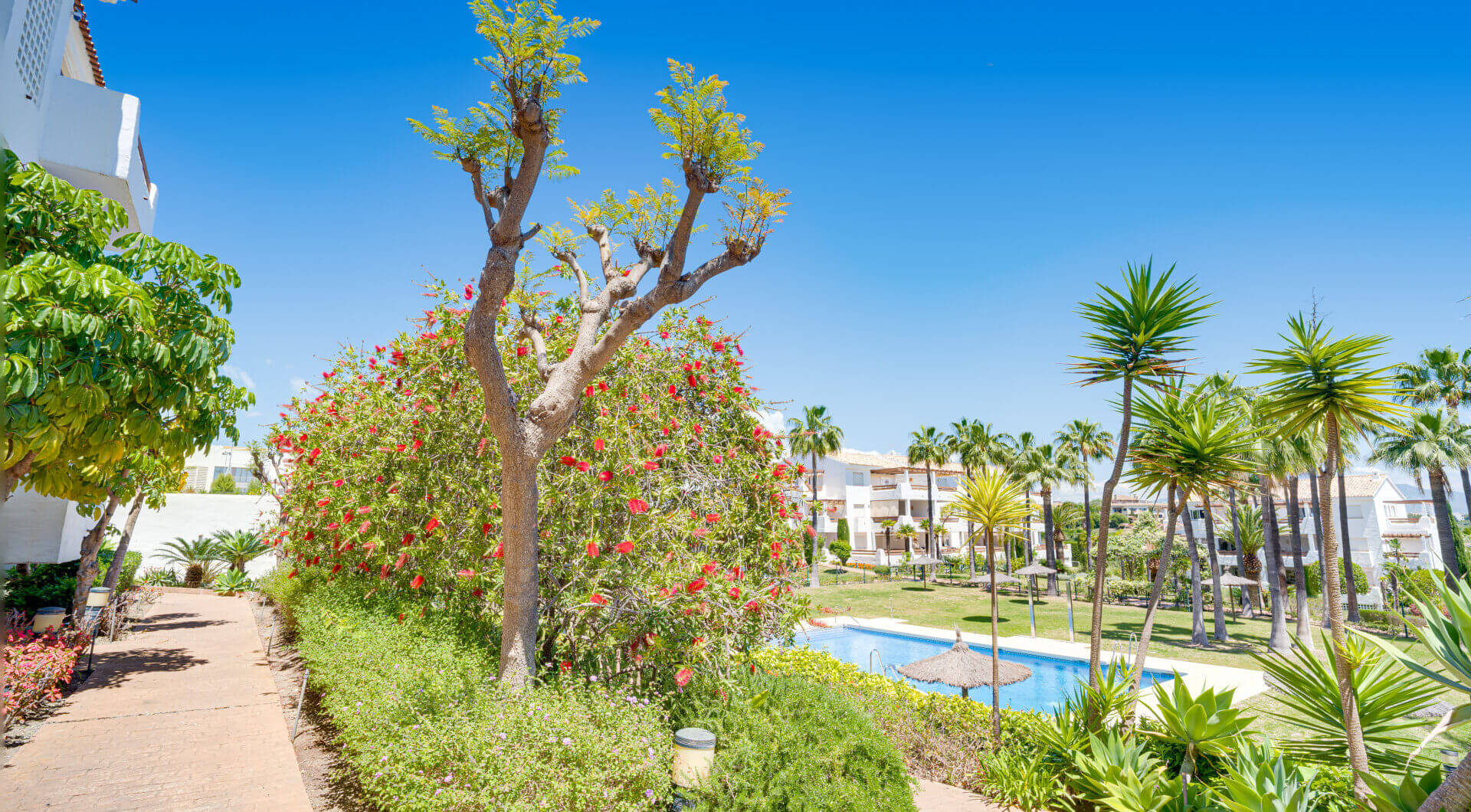 Elegancki, trzypokojowe mieszkanie na pierwszym piętrze w strzeżonej społeczności Selwo Hills, Estepona